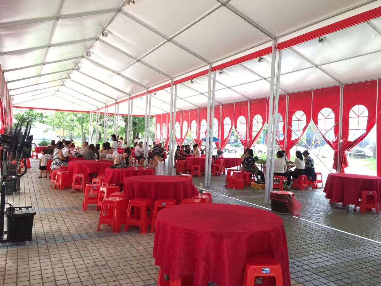 如何選擇高質量的戶外婚慶篷房？